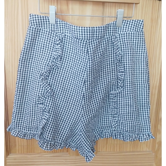High Waisted Houndstooth Ruffle Shorts - Picture 3 of 5